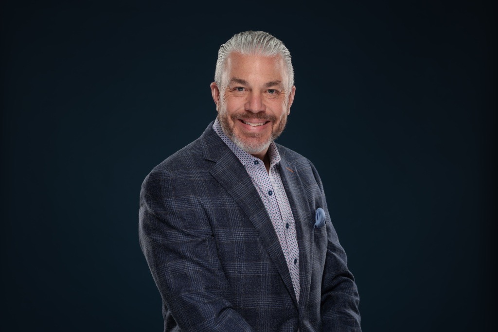 DerekGwaltney_EliteX_CoverHeadshot