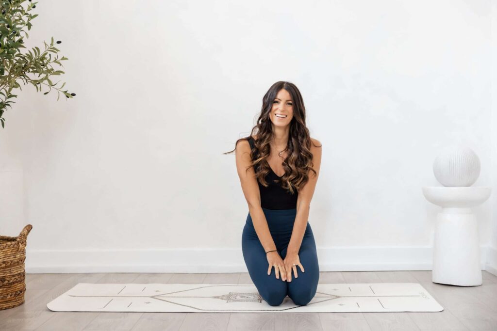 hannah-barrett-yoga-happy-9-scaled1